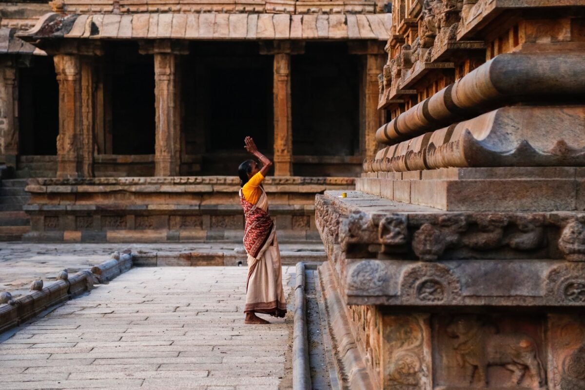 Un dévot âgé drapé dans un sari traditionnel, prie au temple
