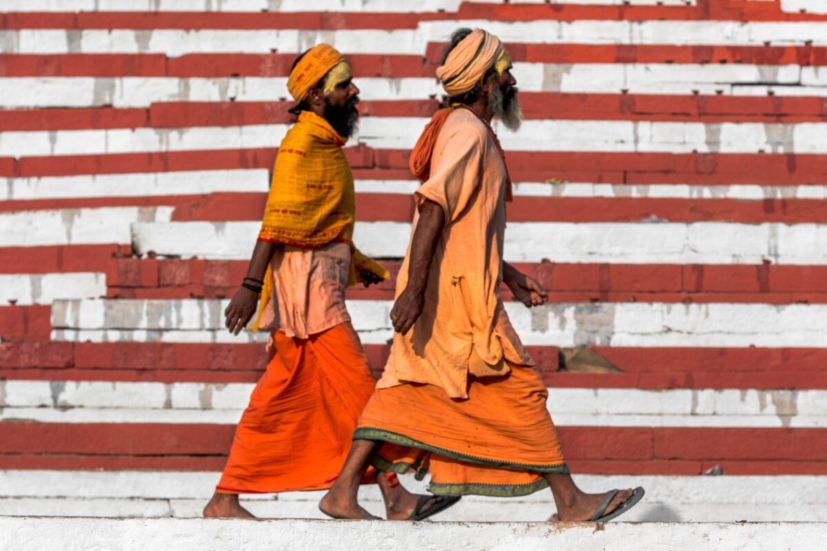 Sadhus marchant près du ghat à varanasi, Uttar Pradesh