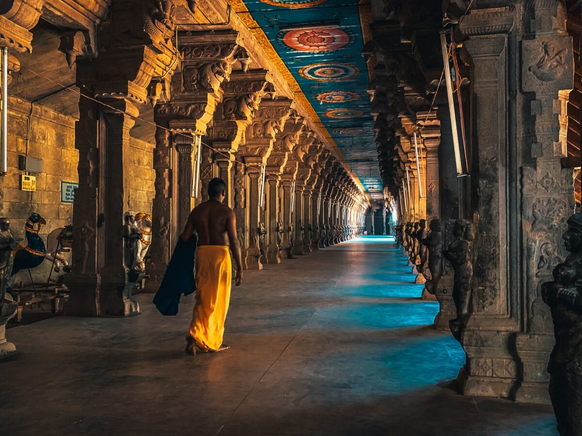 Un dévot marche à travers le mandapam de temple à Suchindram, Tamil Nadu