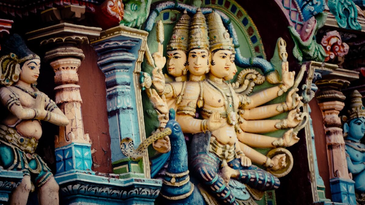 Lord Murugan sculpté sur le gopuram d’un temple