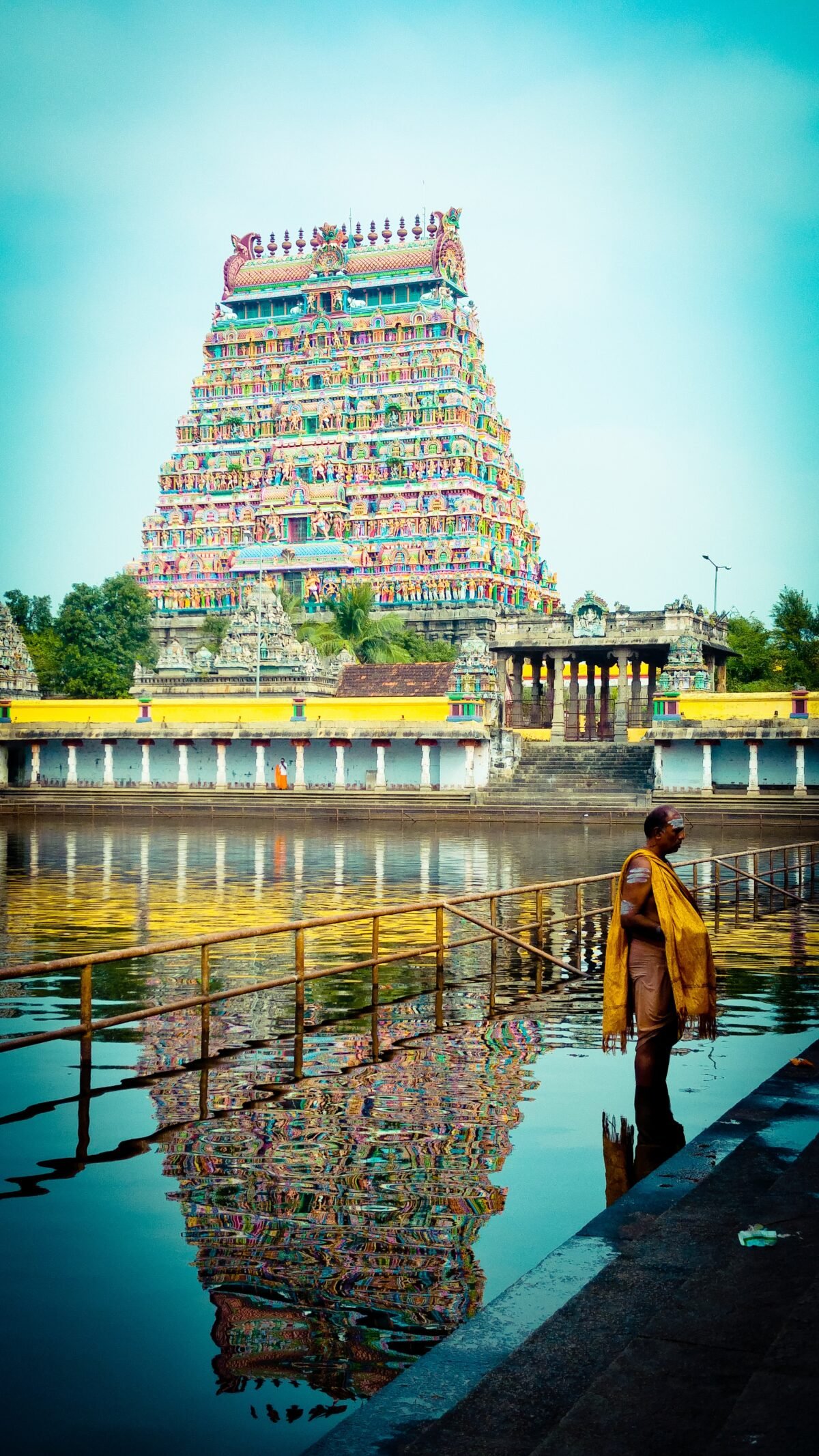 Un devoto ofreciendo oraciones en el estanque del templo, tamil nadu
