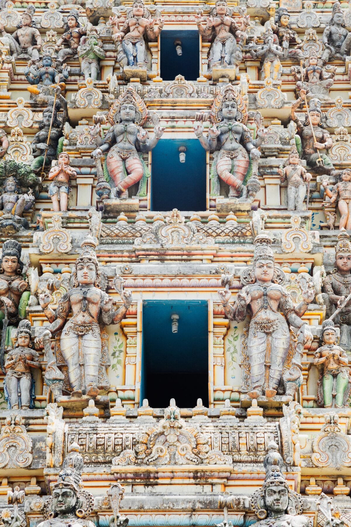 Templo Gopuram de Sri Muthumari Amman en Sri Lanka