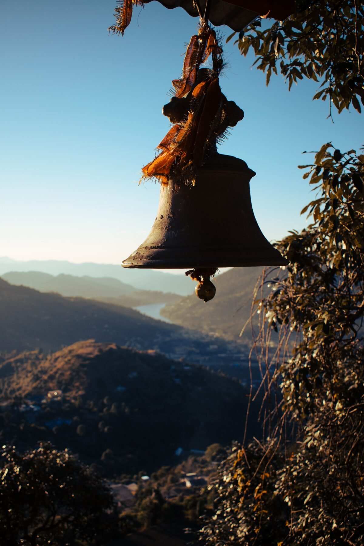 Una campana del templo se hace eco del silencio del Himalaya en el Uttarakhand, India